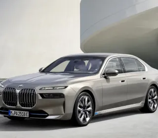 BMW i7 2023 și i7 M70 2024 – sedan electric de lux