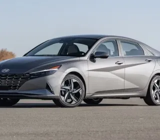 Hyundai Elantra Hybrid 2023 - un sedan economic și spațios