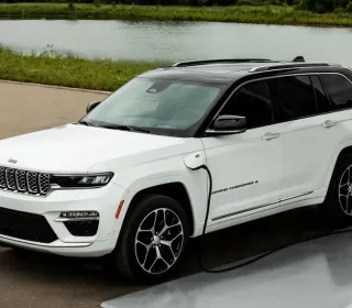 Grand Cherokee 4xe 2023 luxos, puternic, economic