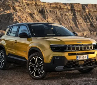 Noul Jeep Avenger 2023 cu tracțiune integrală câștigător al premiului european Mașina Anului