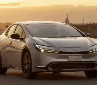 Revizuirea Toyota Prius 2023 cu un design complet nou și hibrid