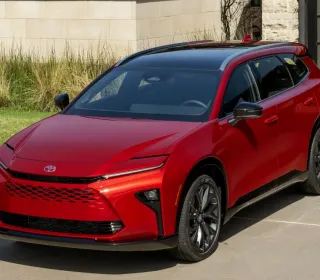 Toyota Crown Signia 2025 – noul crossover cu capacitățile Lexus RX și un preț mai mic