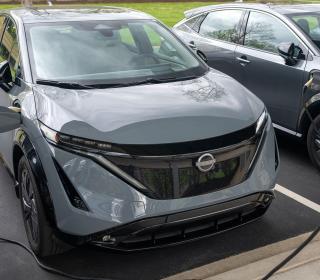 Nissan Ariya 2025 și Ariya NISMO: un SUV electric modern care aspiră să devină cel mai bun
