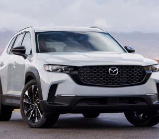 Mazda CX-50 2025 – un crossover stilat și tehnologic a primit o versiune hibridă