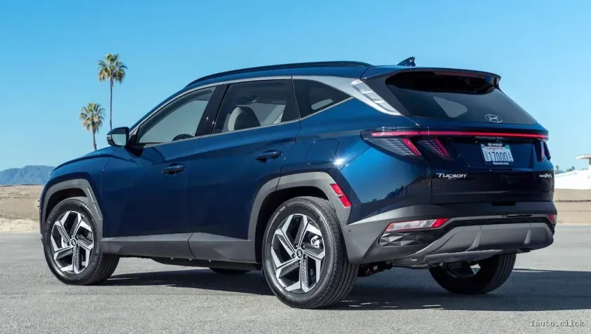 Hyundai Tucson Plug-in Hybrid 2023 vedere laterală și bara din spate