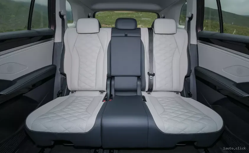 ID.6 Configurație cu 7 locuri și banchetă cu 3 locuri