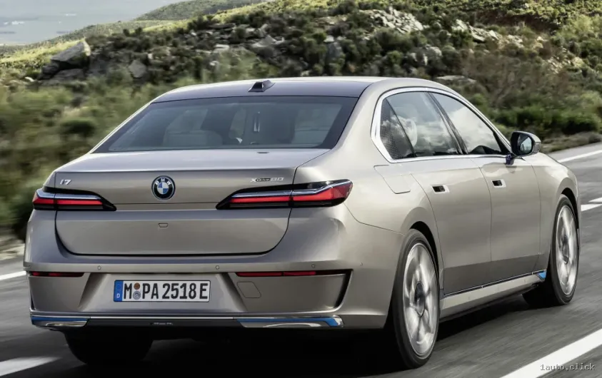 BMW i7 xDrive60 partea din spate