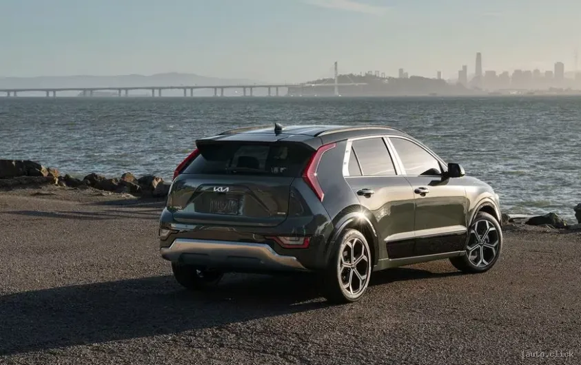 Kia Niro 2025 bara din spate și partea laterală