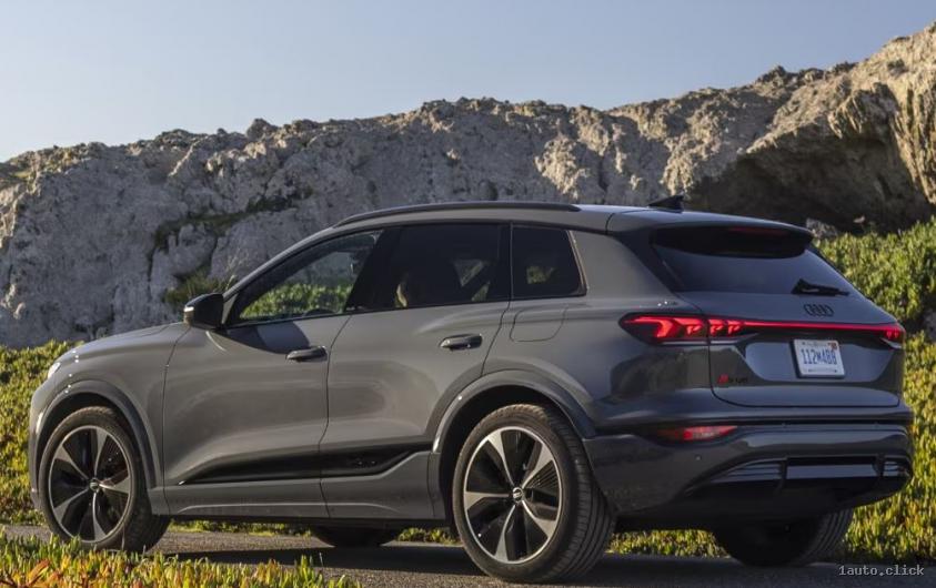 Vedere laterală Audi SQ6 2025