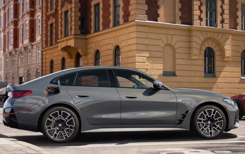 Partea laterală a BMW i4 eDrive40