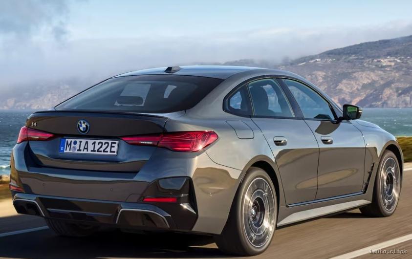 Bara din spate a sedanului coupe BMW i4 eDrive40