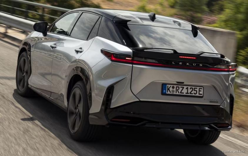 Partea din spate a echipării RZ550e