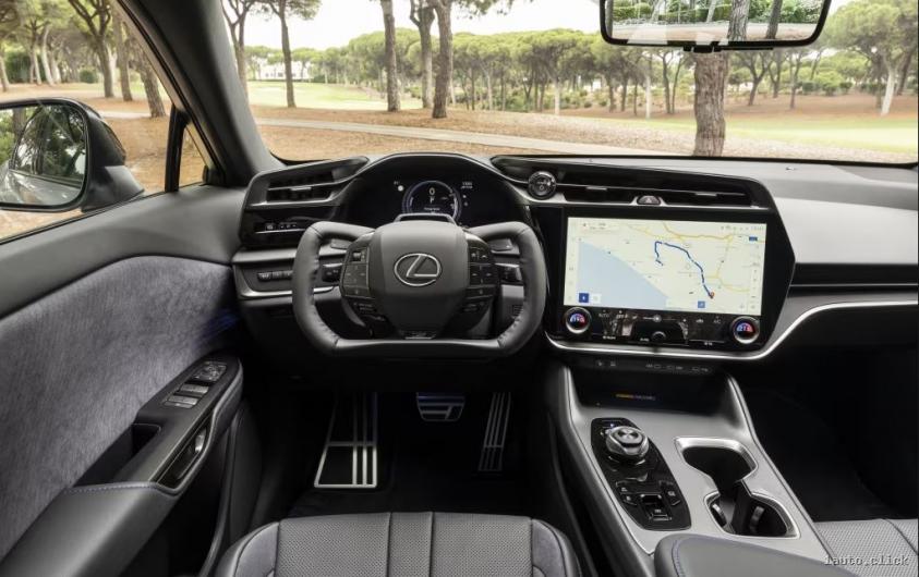 Interiorul versiunii RZ550e cu volan în formă de manșă