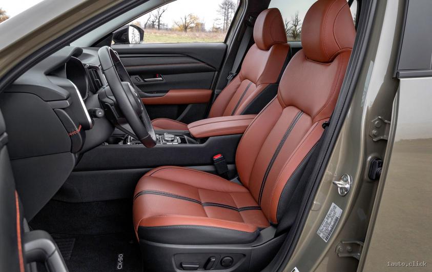 Interiorul Mazda CX-50 versiunea hibridă