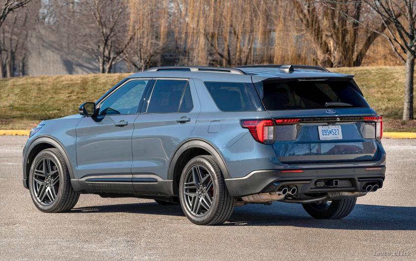Bara din spate și optica Ford Explorer ST 2025