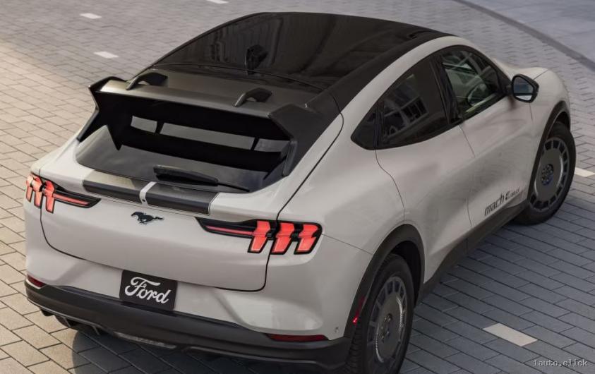 Ford Mustang Mach-E bicolor văzut de sus