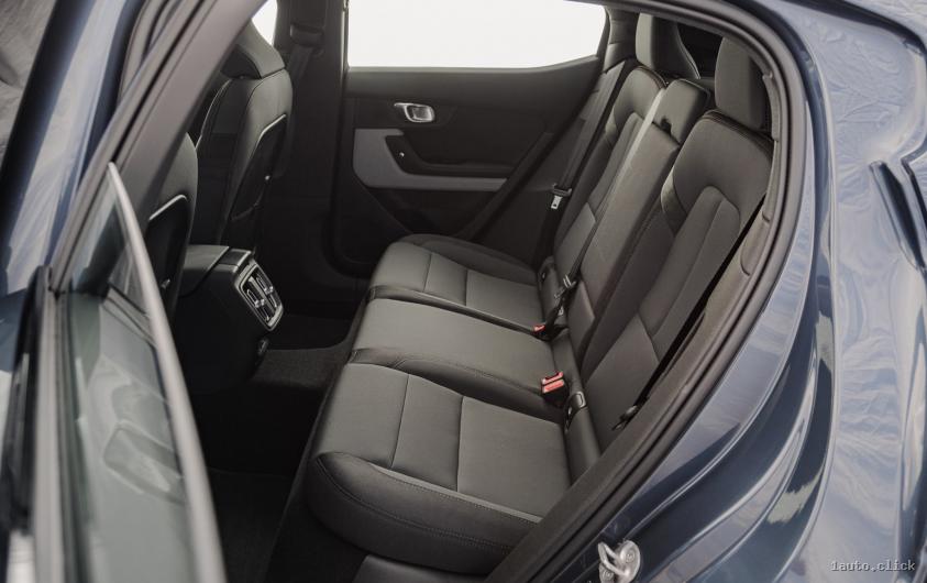 Rândul din spate spațios al Polestar 2 2025