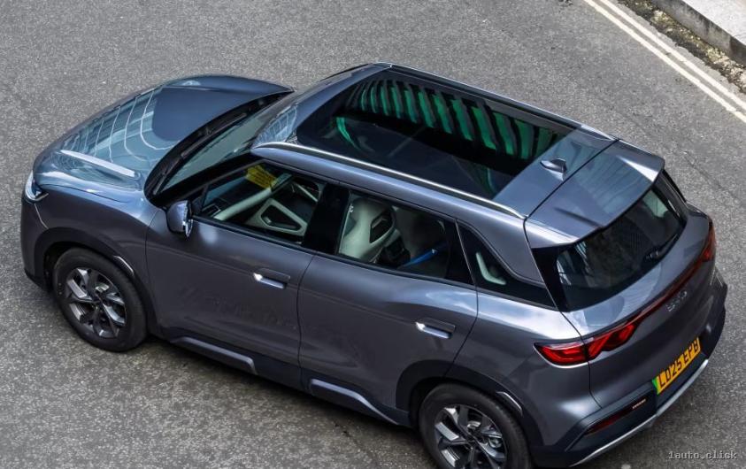 Acoperiș de sticlă și partea laterală a BYD Atto 2