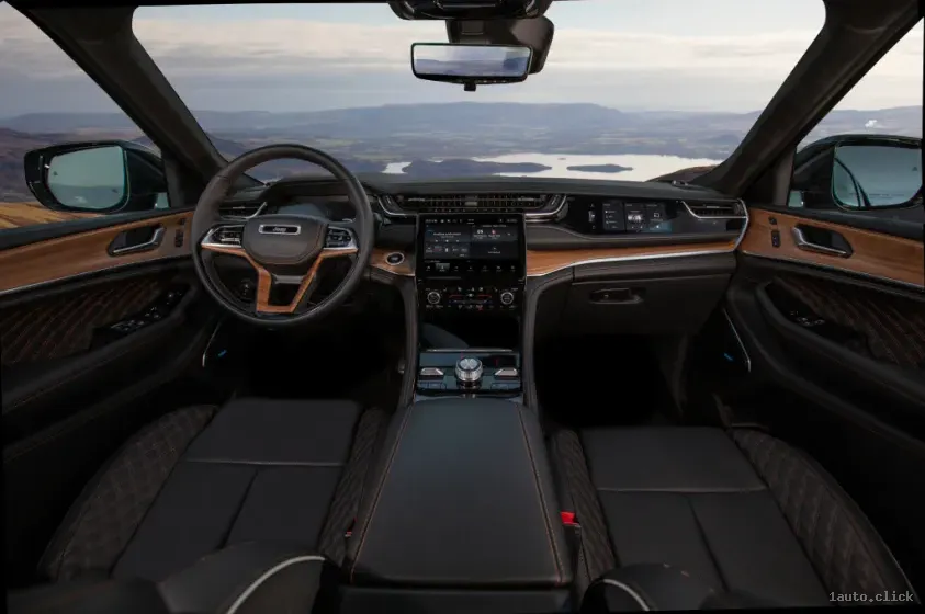 Panoul frontal Jeep Grand Cherokee 4XE Plag-in și interiorul luxos