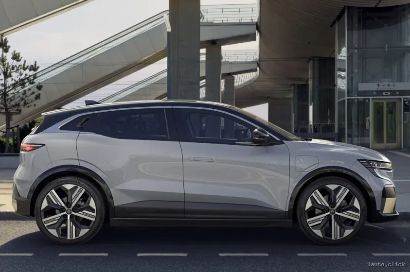 Partea laterală a crossover-hatchback-ului Megane E-Tech