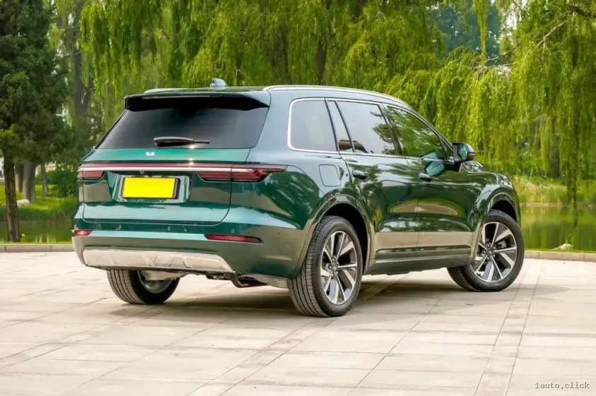 Li One 2022 vedere laterală și bara spate