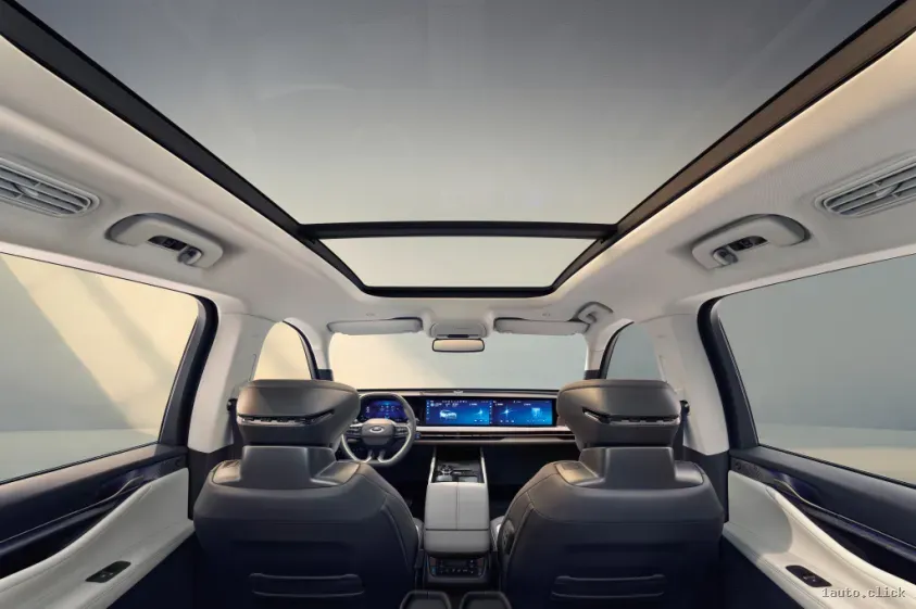 Acoperiș panoramic și interior modern Ford Edge 2024