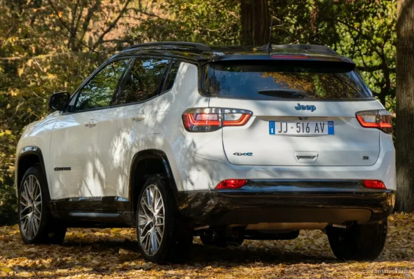 Bara spate și optica Jeep Compass 2024