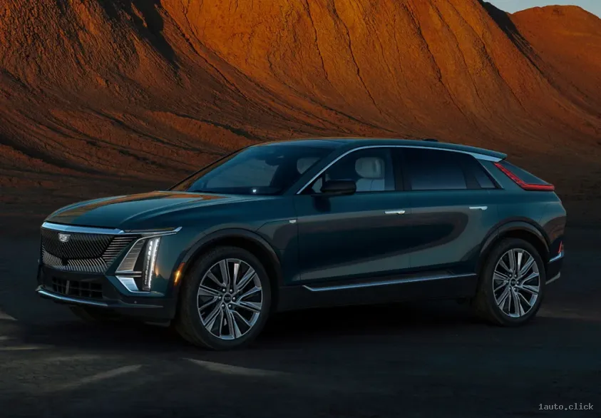 Cadillac Lyriq 2024 faruri frontale și vedere laterală