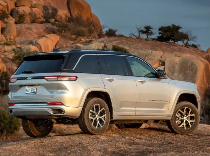 Bara din spate și vedere laterală Jeep Grand Cherokee 4XE Plag-in