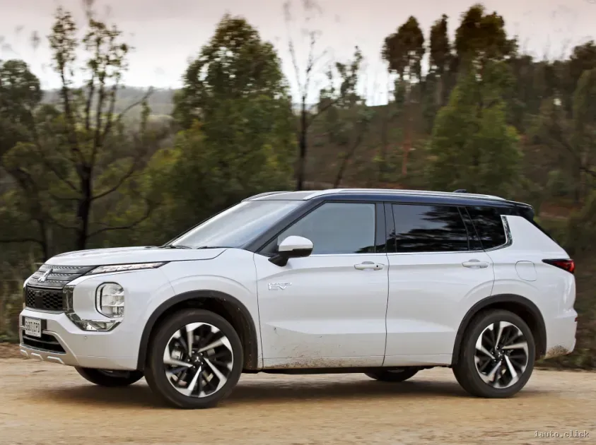 Mitsubishi Outlander 2023 vedere laterală