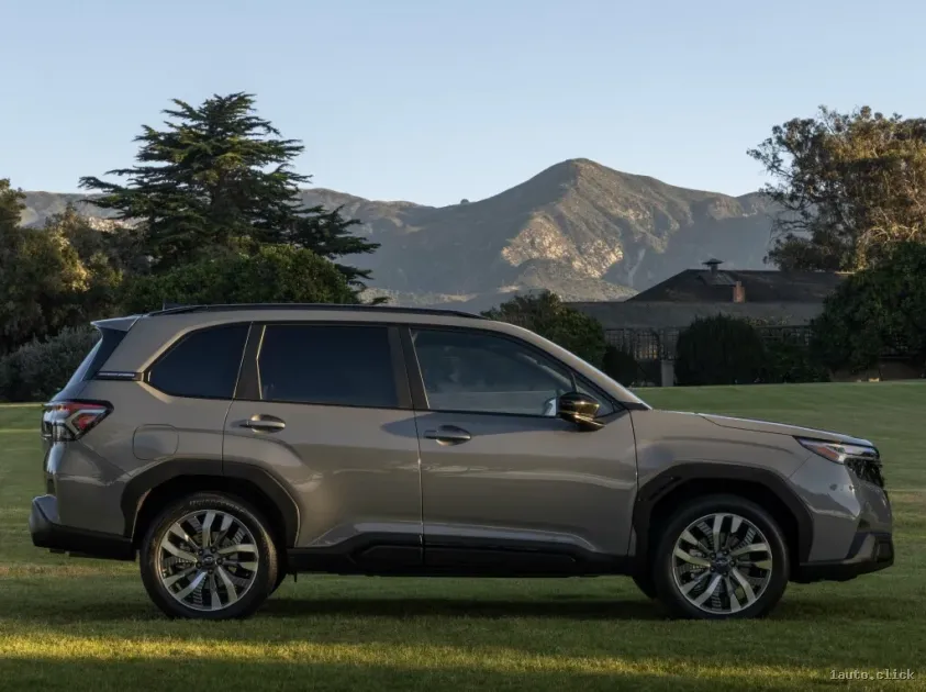 Subaru Forester 2025 versiunea Touring vedere laterală