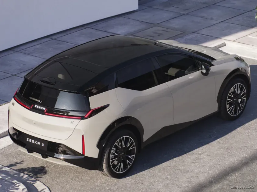 Zeekr X 2023 vedere din spate și acoperiș panoramic
