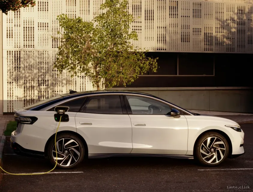 Vedere laterală Volkswagen ID.7 încărcare