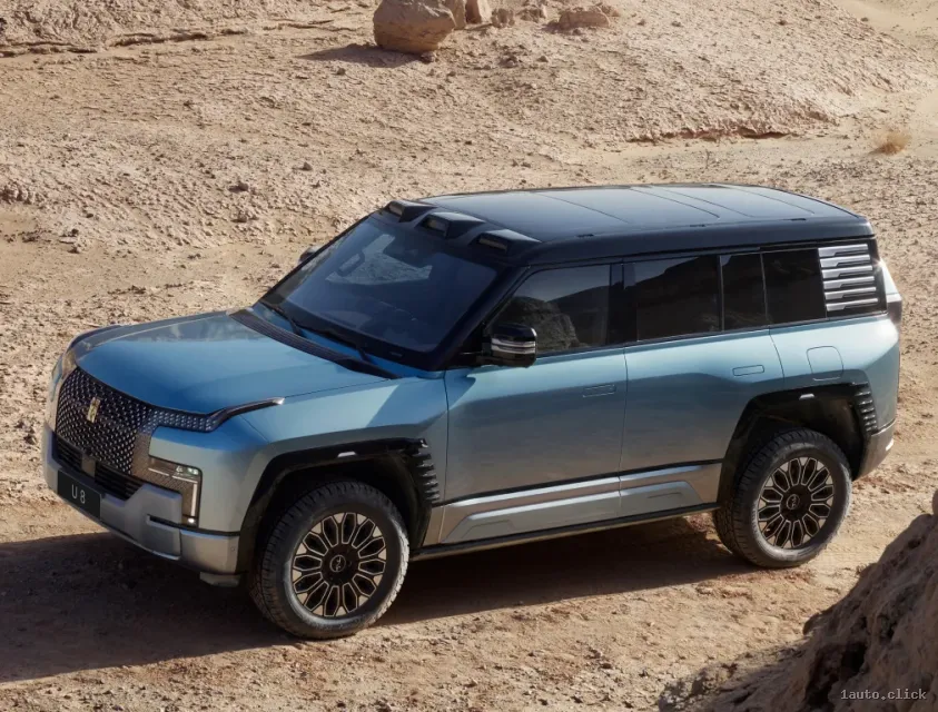 BYD Yangwang U8 cu o putere de 1100 cai putere și 4 motoare pentru fiecare roată