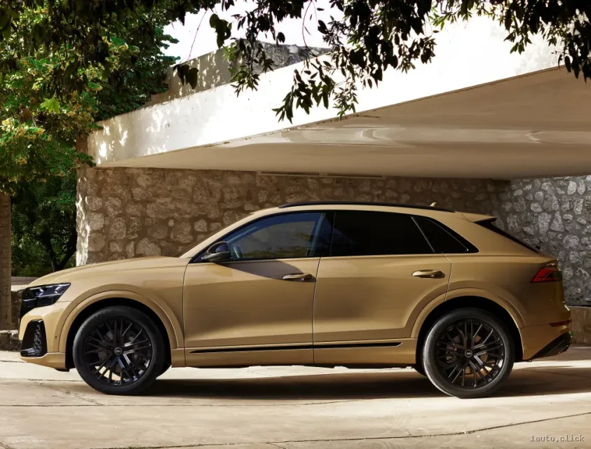 Audi Q8 S line 2023 vedere laterală