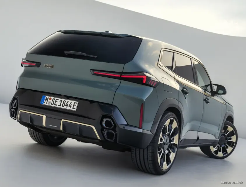 BMW XM 2023 vedere din spate